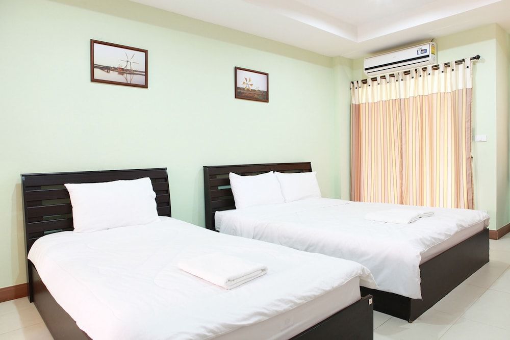 Banlanna Hotel Lampang Standard Tripple Bed 3