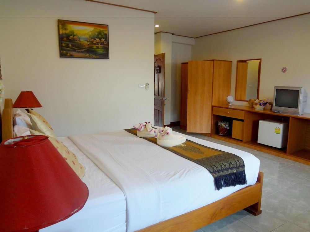 Ngamta Hotel Deluxe Double Room 5