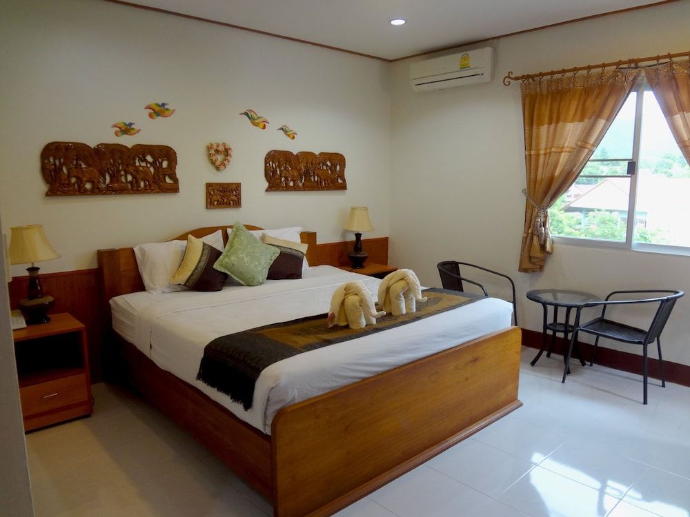 Ngamta Hotel Deluxe Double Room 6