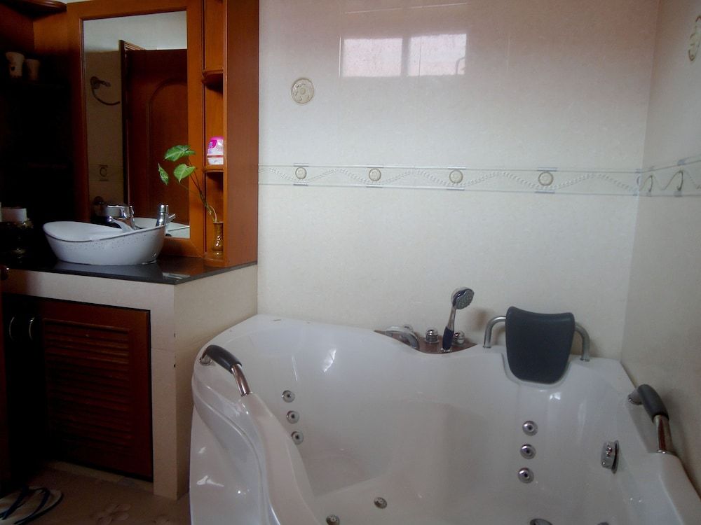 Ngamta Hotel Suite 6