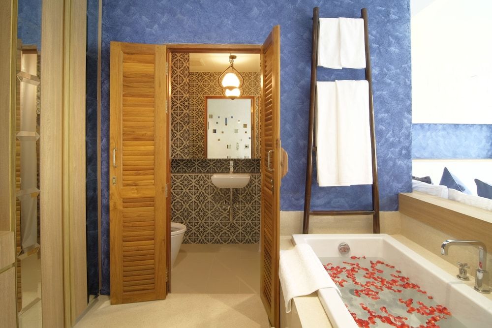 Tapae Gate Villa Deluxe King Room with Bathtub 9