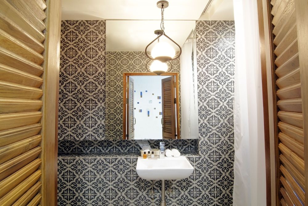 Tapae Gate Villa Deluxe King Room with Bathtub 13