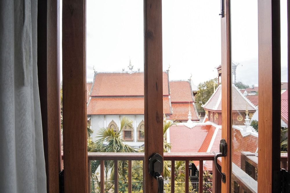 Tapae Gate Villa Deluxe King Room with Bathtub 7