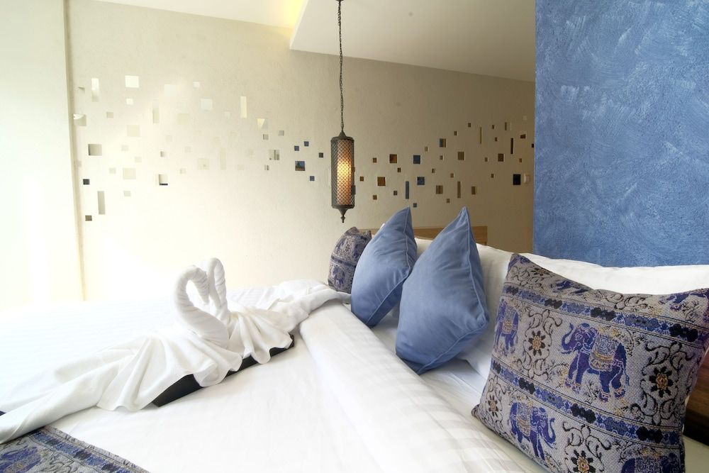 Tapae Gate Villa Deluxe King Room with Bathtub 2