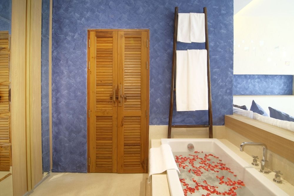 Tapae Gate Villa Deluxe King Room with Bathtub 10