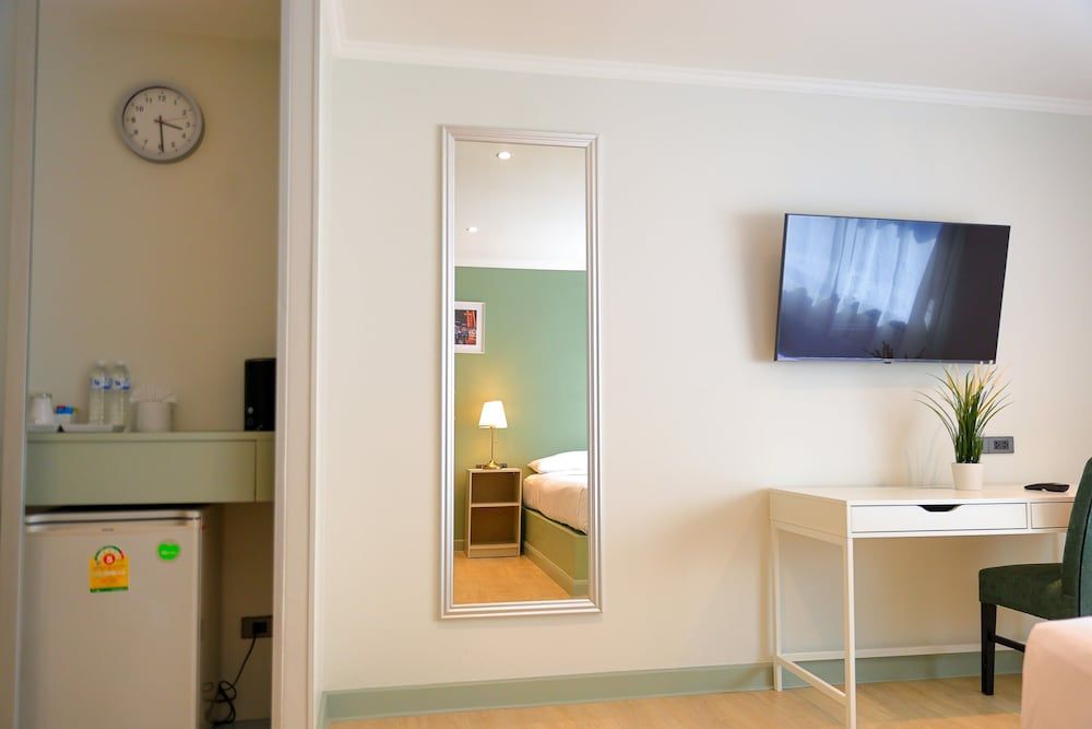 O'shea's Sukhumvit Bangkok Deluxe Room 4