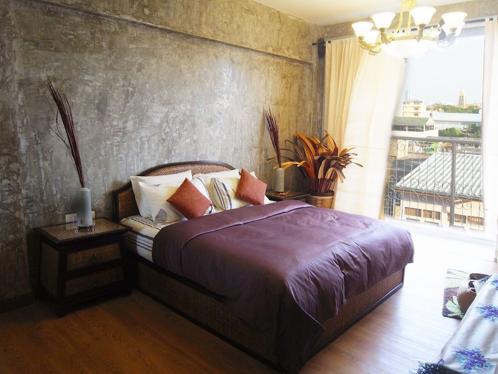 Deluxe King Bed (Village Room)
