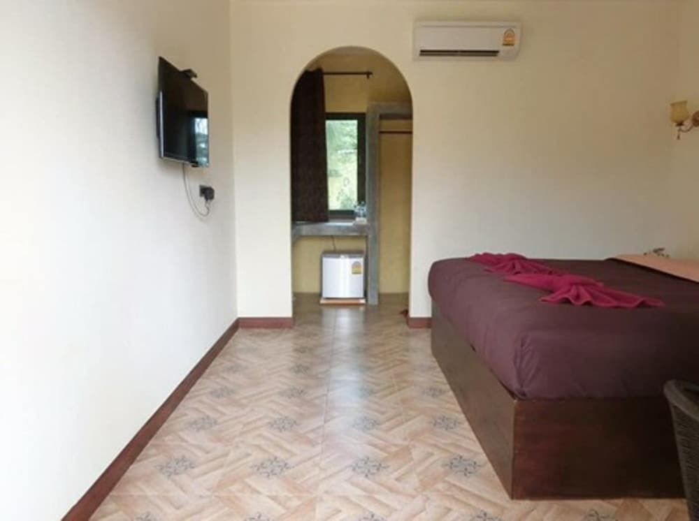 Sierra View Resort Classic Villa, 1 King Bed, Hill View, Garden Area 6