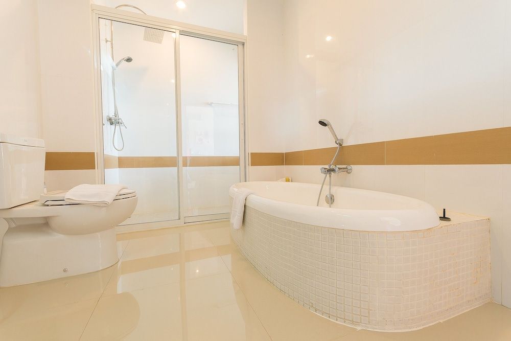 Sinkiat Buri Hotel Executive Suite 4