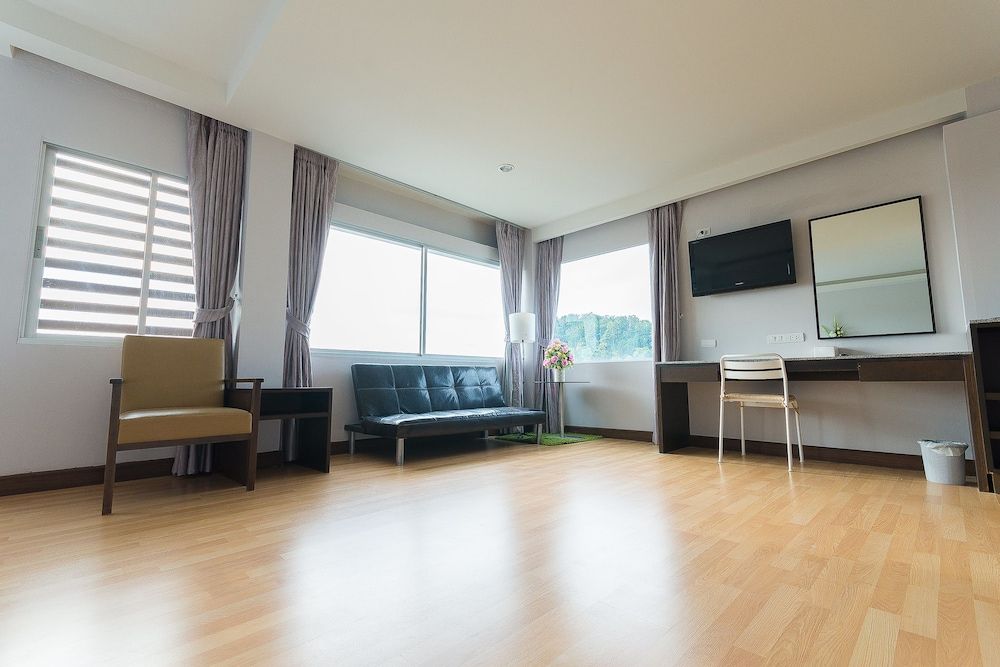 Sinkiat Buri Hotel Executive Suite 3