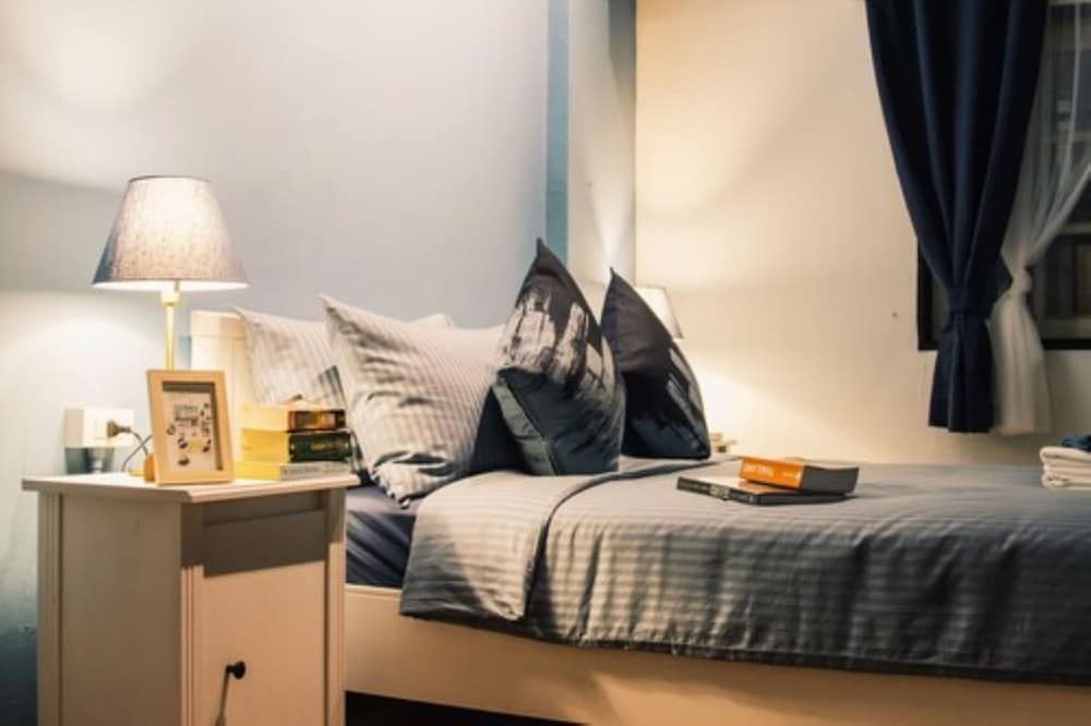 Thonglor Travellers Hostel & Cafe Romantic Double Room, 1 Queen Bed 4