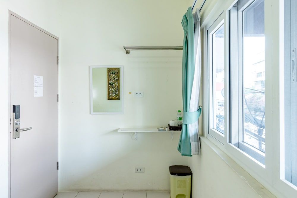 Sleep Dee Hostel Standard Double Room, Shared Bathroom 5