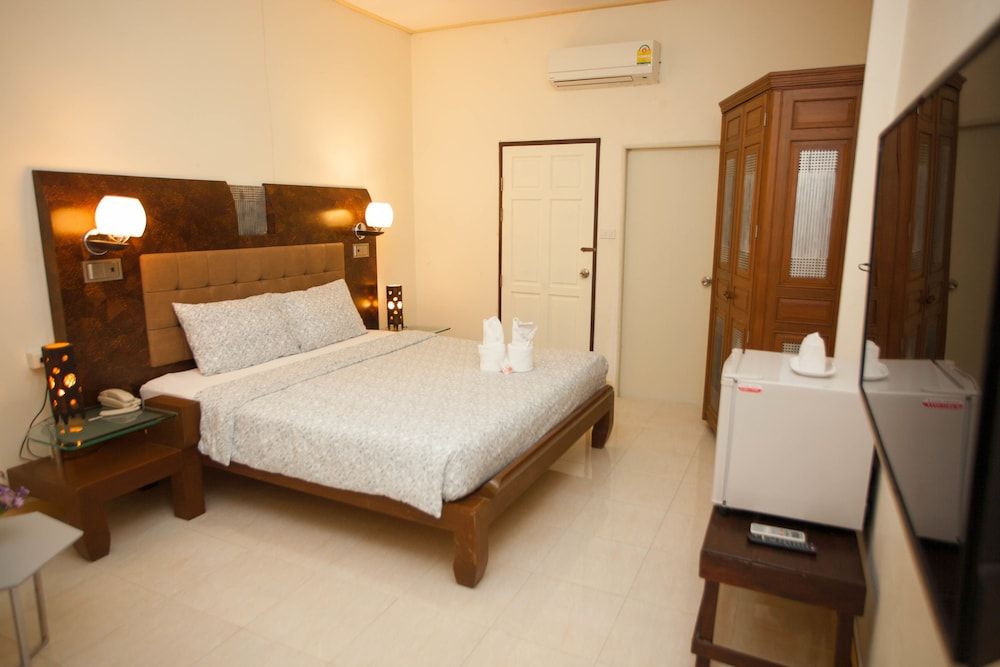 Lotusland Resort Deluxe Room, 1 King Bed 2
