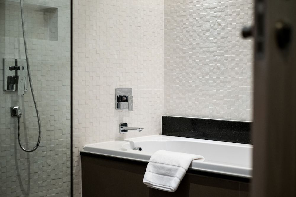 Deep soaking bathtub