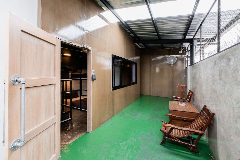 The Alley Hostel & Bistro Shared Dormitory 3