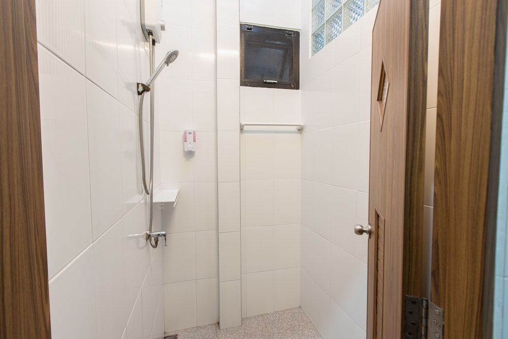 The Alley Hostel & Bistro Shared Dormitory 5