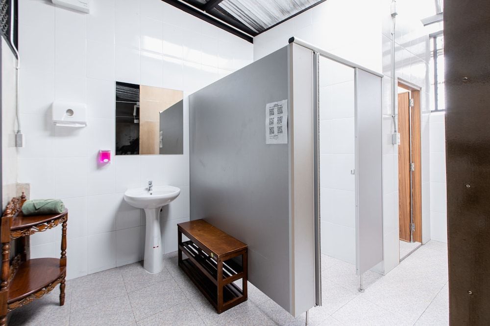 The Alley Hostel & Bistro Shared Dormitory 4