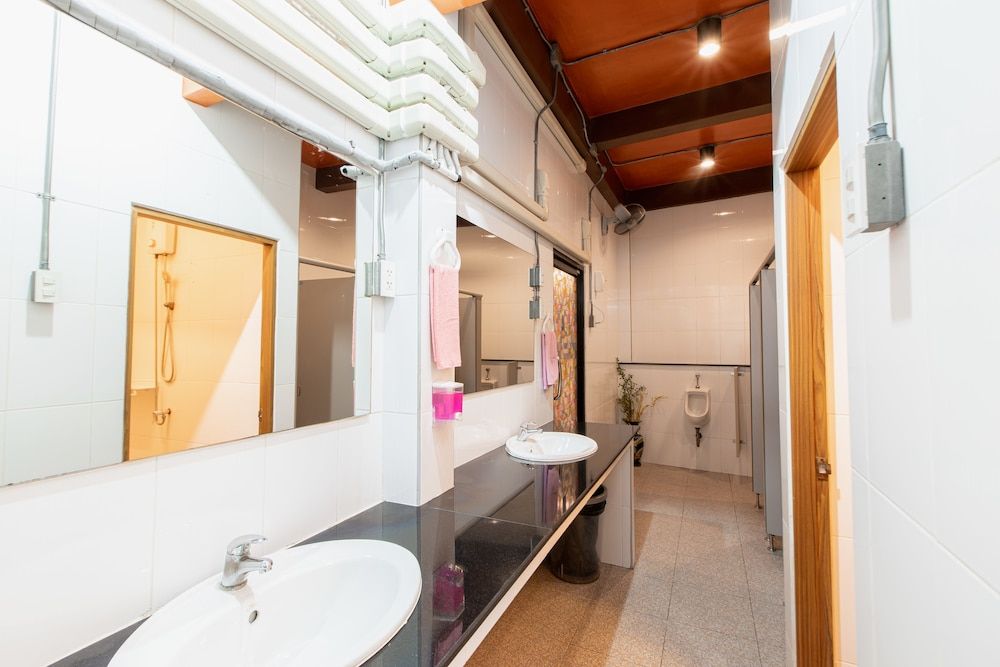 The Alley Hostel & Bistro Standard Shared Dormitory, Mixed Dorm 5