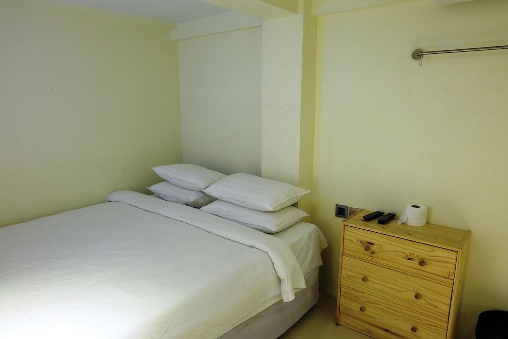 Au Bon Hostel Single Room