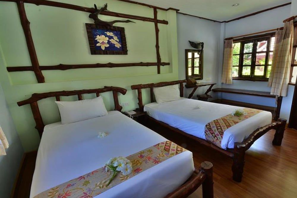 Alongkot Beach Resort Khanom Superior Bungalow