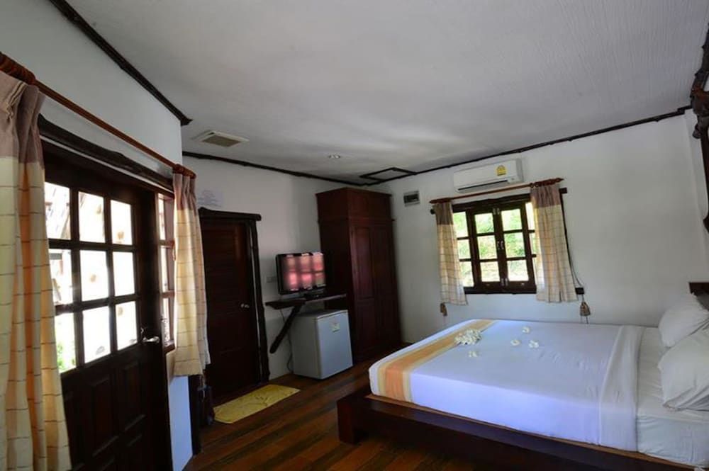 Alongkot Beach Resort Khanom Deluxe Bungalow 8