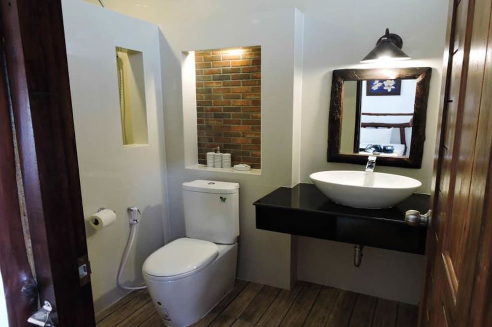 Alongkot Beach Resort Khanom Superior Bungalow 6