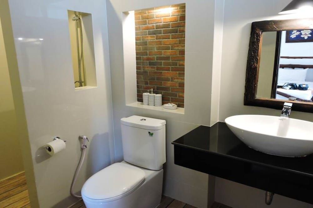 Alongkot Beach Resort Khanom Superior Bungalow 4