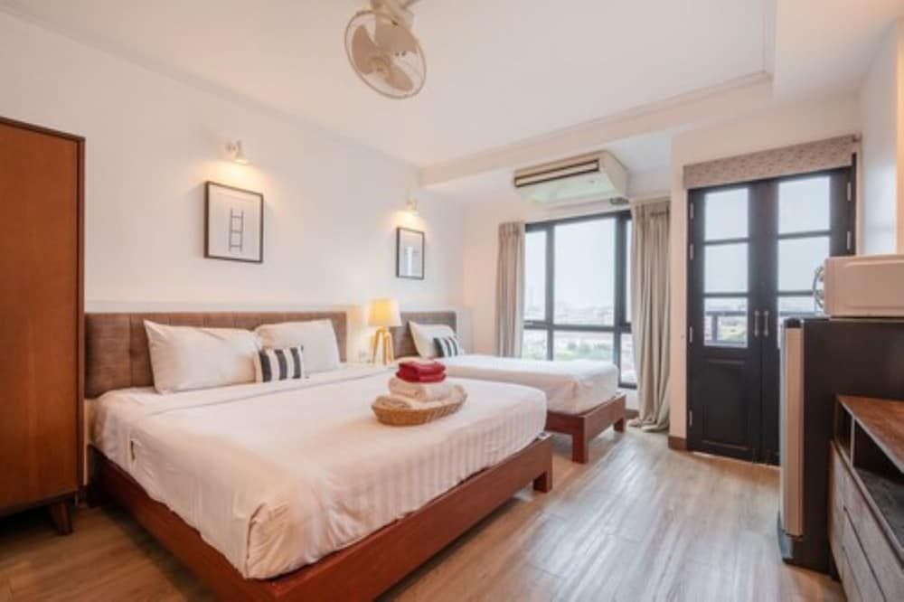 The Corner Lodge Family Room, Refrigerator & Microwave, City View 5