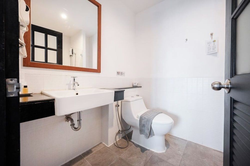 The Corner Lodge Family Room, Refrigerator & Microwave, City View 6