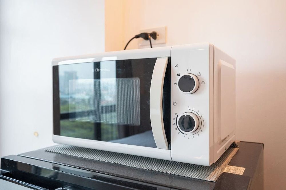 The Corner Lodge Family Room, Refrigerator & Microwave, City View 7
