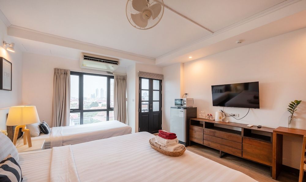 The Corner Lodge Family Room, Refrigerator & Microwave, City View