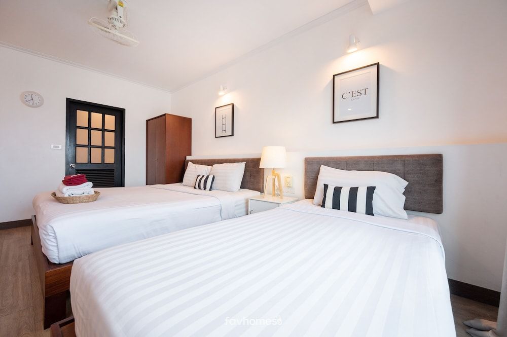 The Corner Lodge Family Room, Refrigerator & Microwave, City View 4