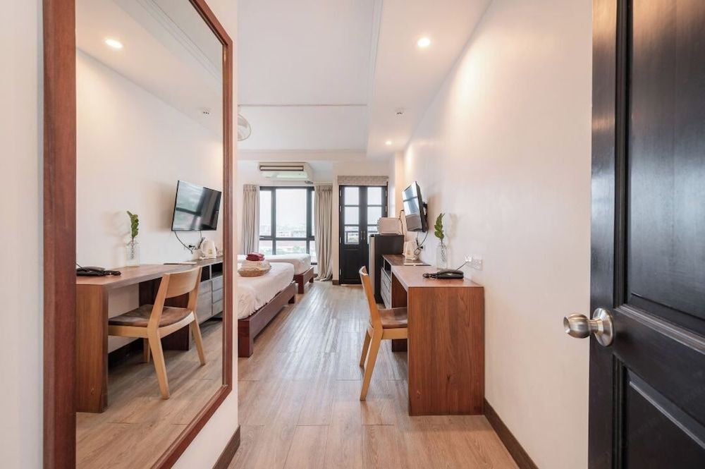 The Corner Lodge Family Room, Refrigerator & Microwave, City View 8