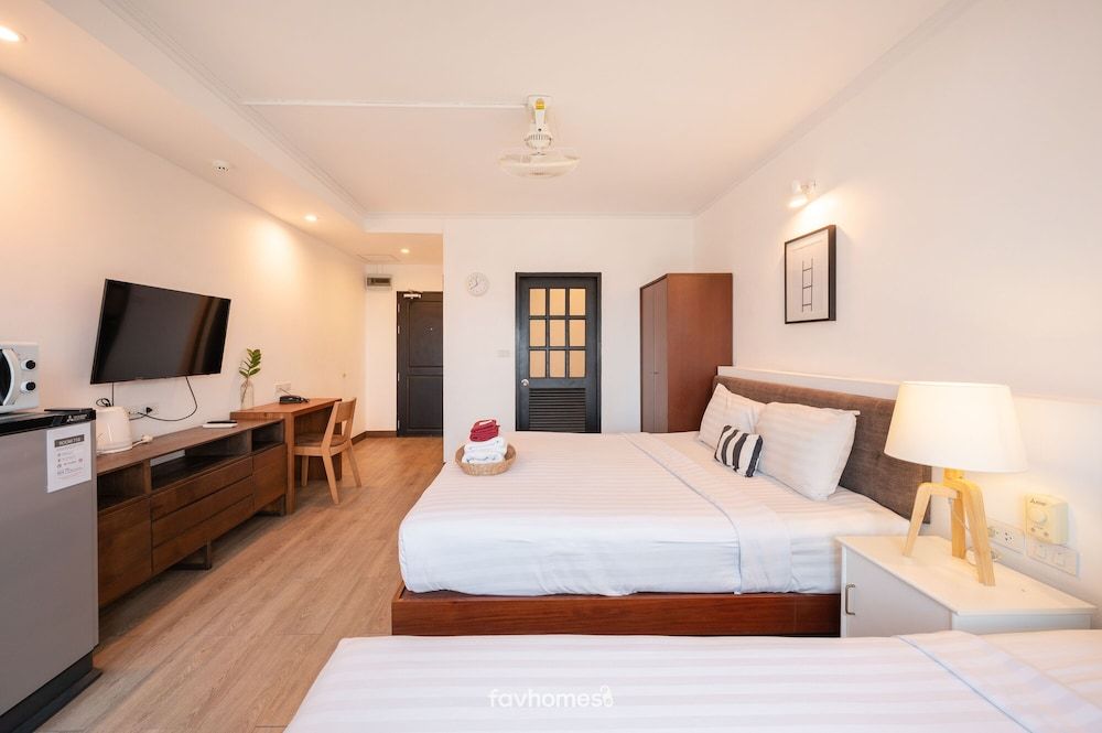 The Corner Lodge Family Room, Refrigerator & Microwave, City View 2