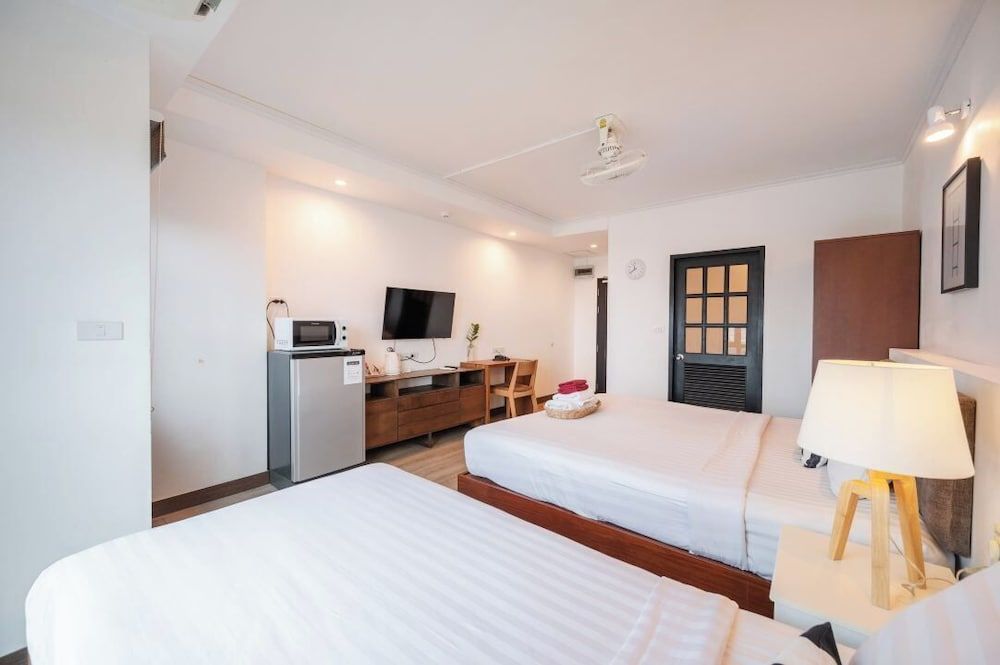 The Corner Lodge Family Room, Refrigerator & Microwave, City View 3