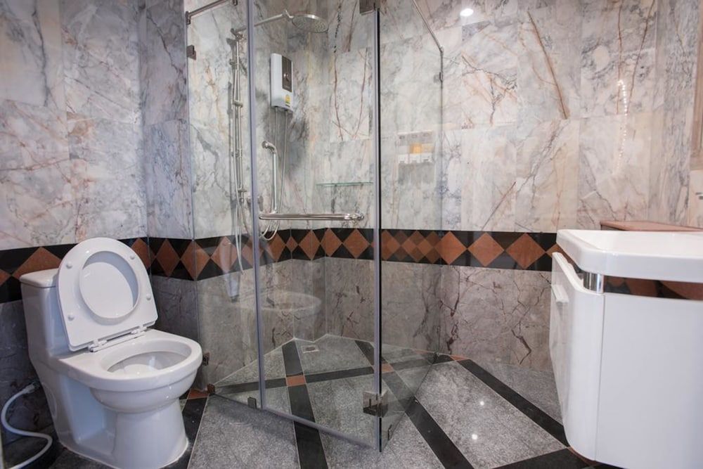 Triple B Boutique Residence Deluxe Twin Room with Balcony 4