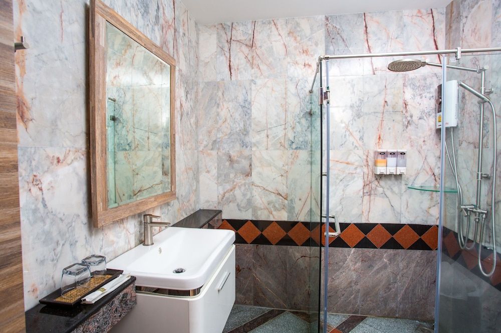 Triple B Boutique Residence Deluxe Twin Room with Balcony 5