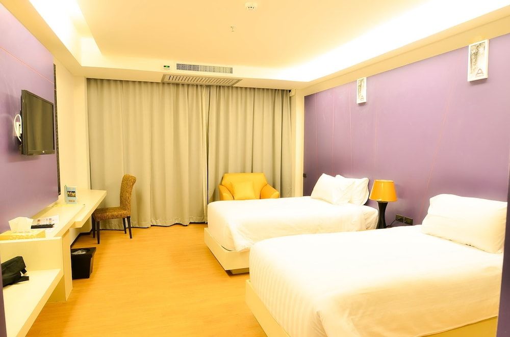 Alvarez Hotel Deluxe Double Room 4