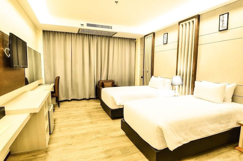 Alvarez Hotel Deluxe Double Room 9