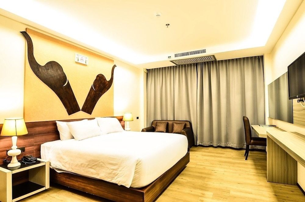 Alvarez Hotel Deluxe Double Room 7