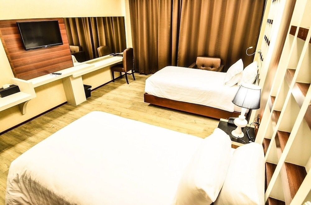 Alvarez Hotel Deluxe Double Room 8