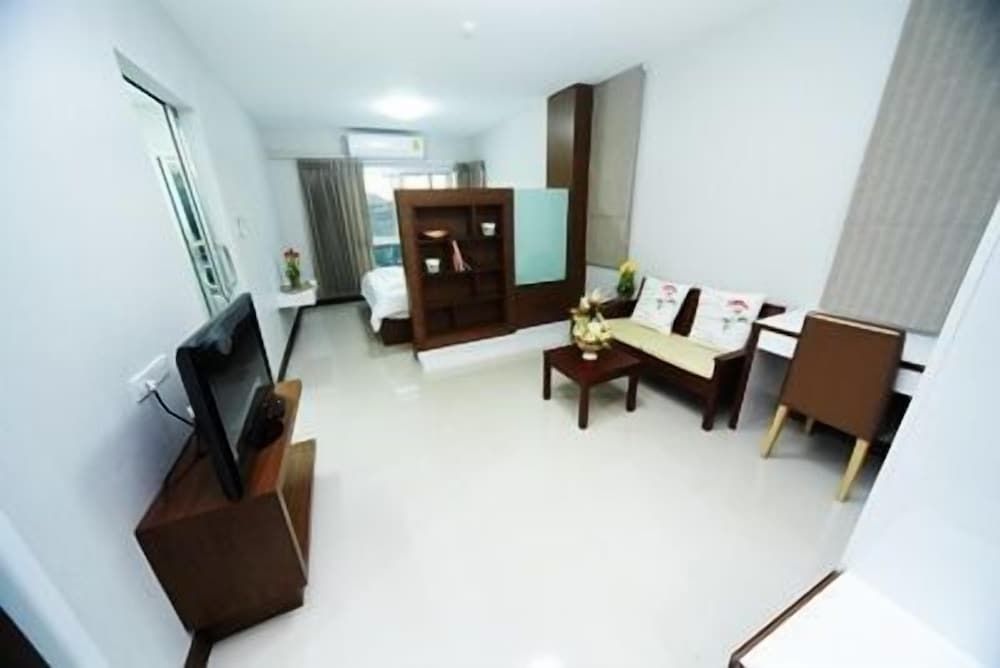 Central place serviced apartment 1 Suite with Balcony
