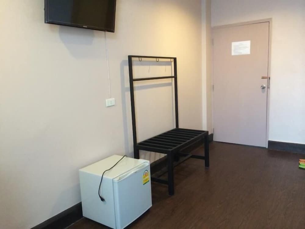 Suksawad Hotel Standard Double Bed 4