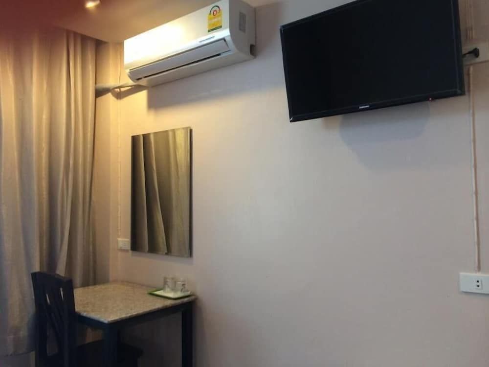 Suksawad Hotel Standard Double Bed 5