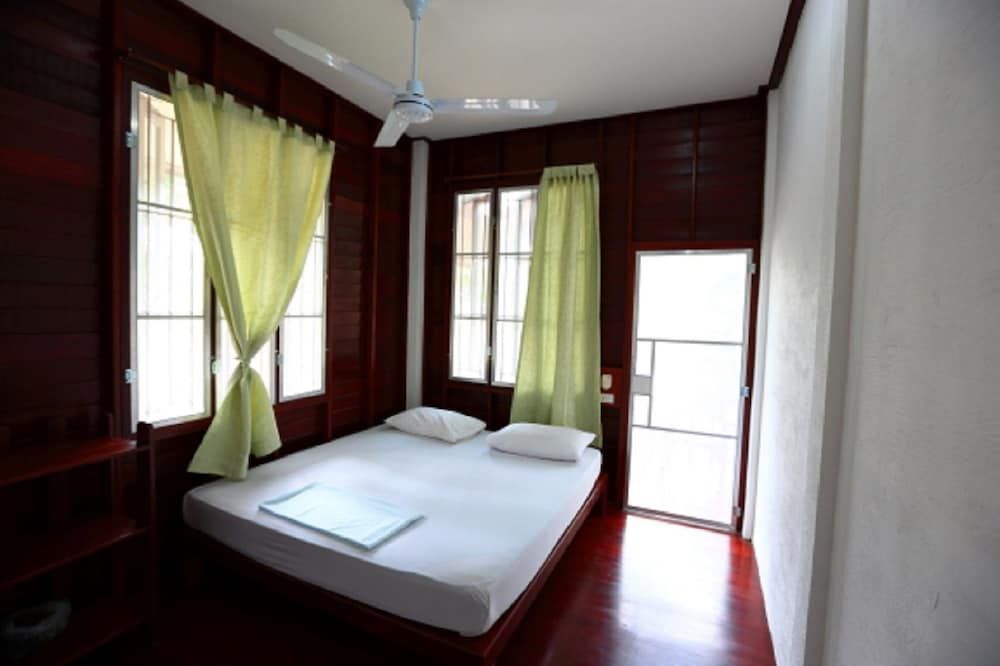 Fan Bungalow with Hot Shower, Garden View