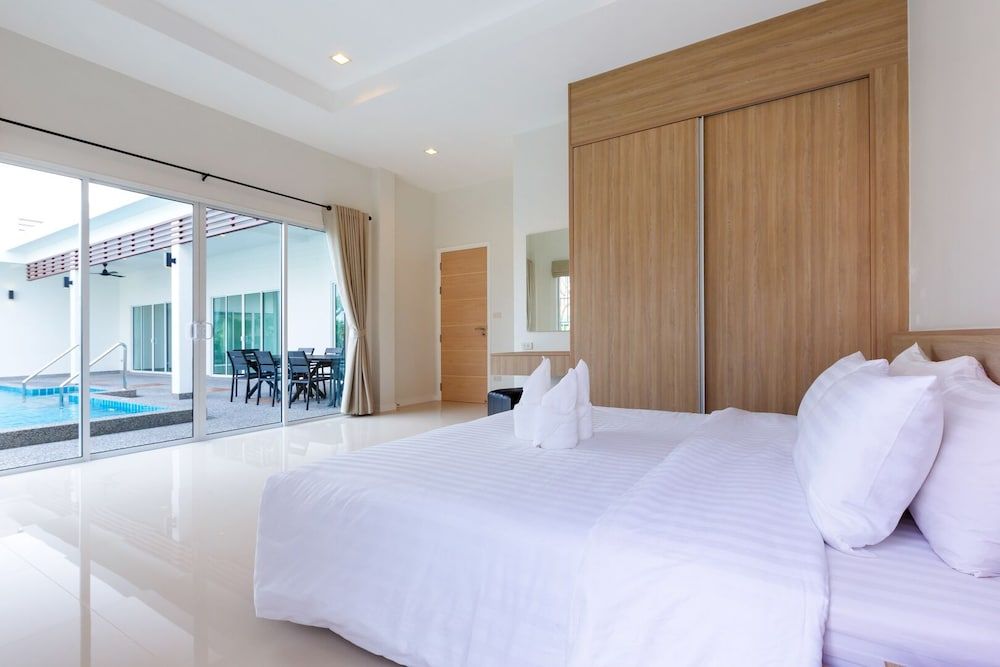 4 Bedrooms Garden Pool Villa