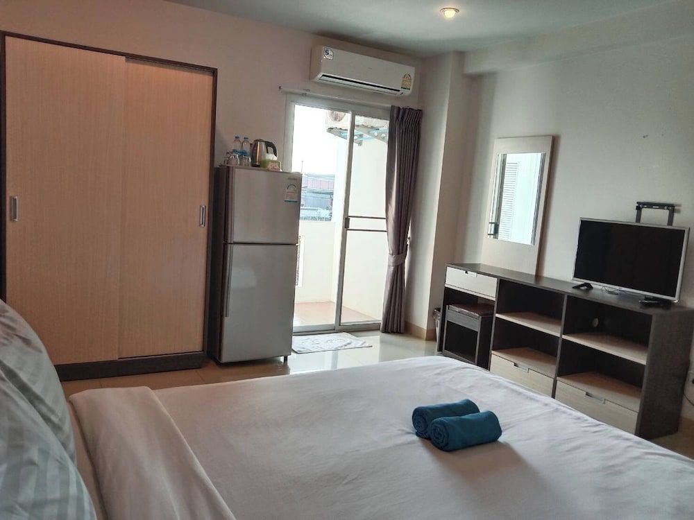 At Ease Hotel Suvarnabhumi Standard Room, 1 Queen Bed, Canal View 8
