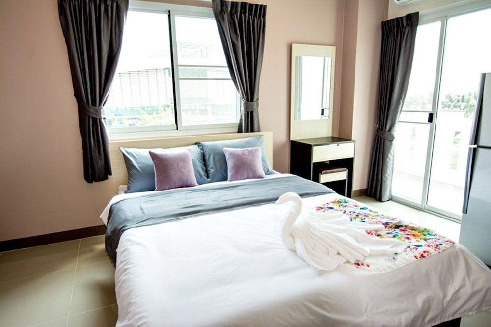 At Ease Hotel Suvarnabhumi Standard Room, 1 Queen Bed, Canal View 3
