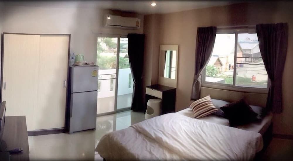 At Ease Hotel Suvarnabhumi Standard Room, 1 Queen Bed, Canal View 5