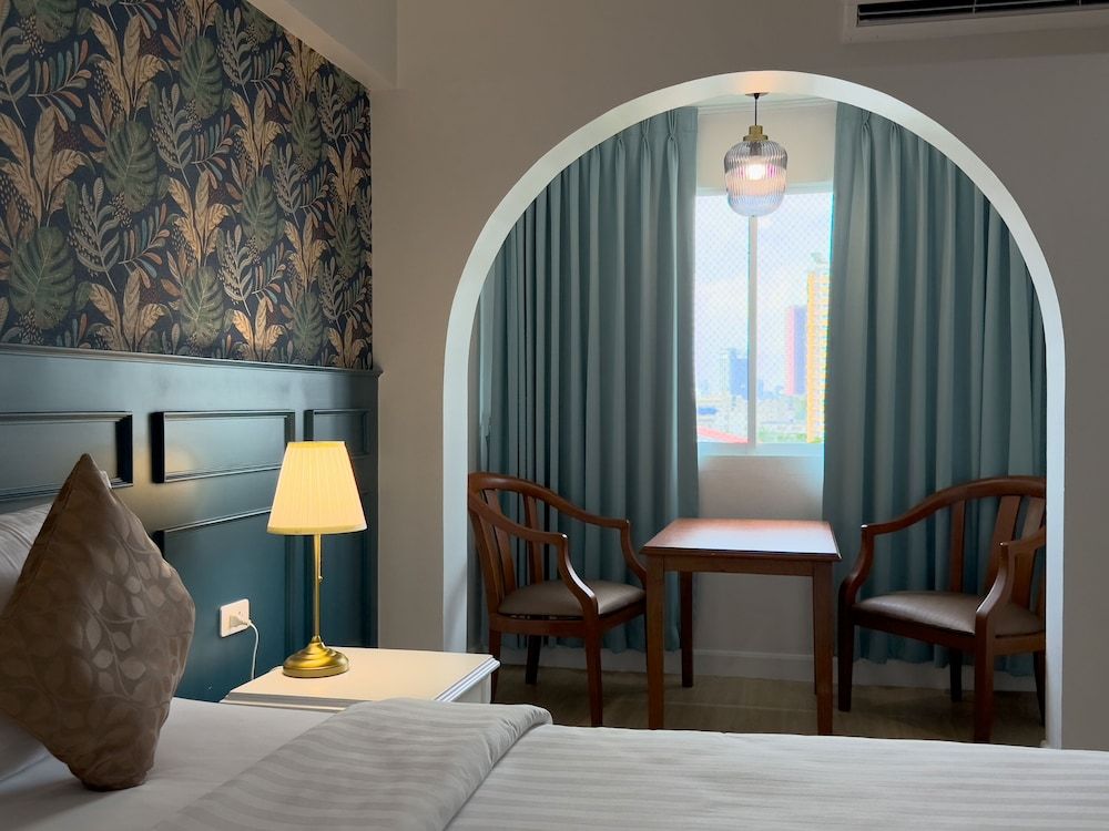 Regent Ramkhamhaeng Superior Double Room 11